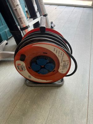 un tuyau posé par terre à côté d'une chaise