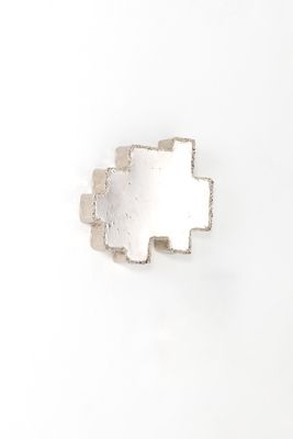 gros plan d'une bague en argent sur une surface blanche