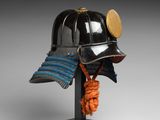 un casque posé sur un support, surmonté d'un chapeau