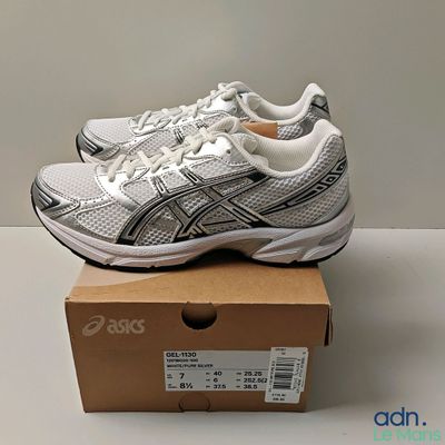 Chaussures de course Asics Gelevo dans une boîte posée sur une table