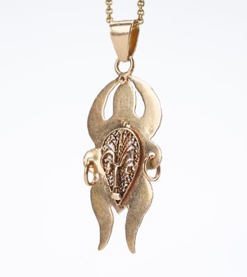 une photo d'un collier en or orné d'un pendentif en forme de cœur