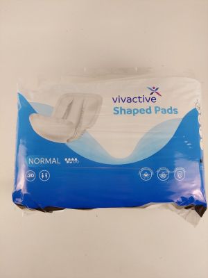 un gros plan sur un paquet de serviettes hygiéniques jetables posé sur une table