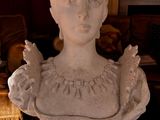 une statue représentant une femme coiffée d'une couronne
