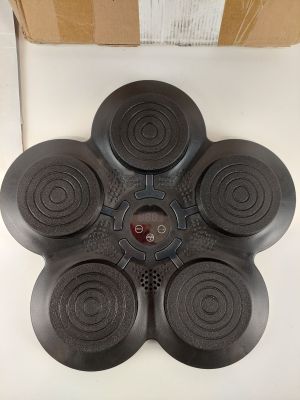 une photo d'un objet noir sur une surface blanche
