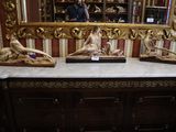 trois statues posées sur une table devant un miroir