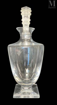 un vase en verre transparent avec un socle transparent sur fond noir