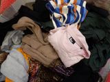 une pile de vêtements dans un panier sur le sol