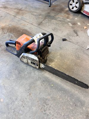 a chainsaw that is sitting on the ground in the garage