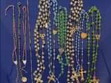 de nombreux types de colliers exposés sur un fond bleu