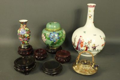a lot of vases that are sitting on a table