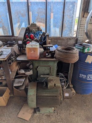 une image représentant un atelier où l'on voit de nombreux outils