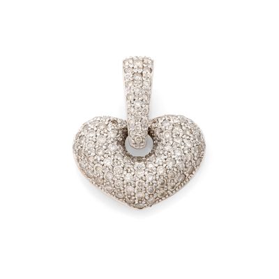 une image représentant un pendentif en forme de cœur en diamant sur fond blanc