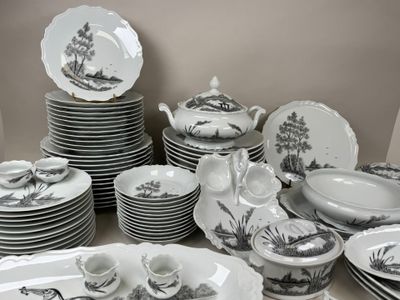 un grand nombre d'assiettes et de bols posés sur une table