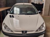 une voiture blanche garée dans un garage