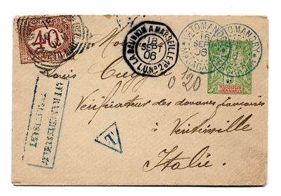 une vieille carte postale sur laquelle sont collés de nombreux timbres