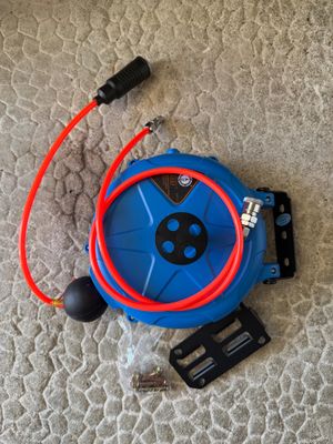 un gros plan sur un tuyau bleu et un tuyau rouge posés sur un tapis