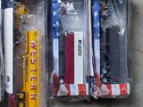 quatre types différents de petits trains dans le coffret