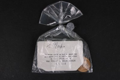 un paquet de biscuits avec un petit mot attaché dessus