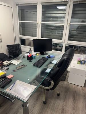 1 bureau plateau verre 3 chaises visiteur