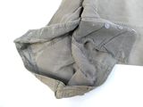 un gros plan sur un pantalon muni d'une poche