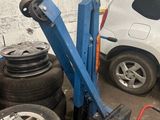 une voiture garée à côté d'un tas de pneus