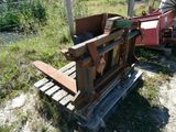 une machine qui se trouve dans l'herbe, près d'une clôture