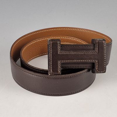 ceinture en cuir marron avec des coutures marron sur fond blanc