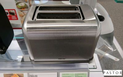un grille-pain exposé sur une table