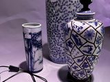 deux vases et une lampe posés sur une table