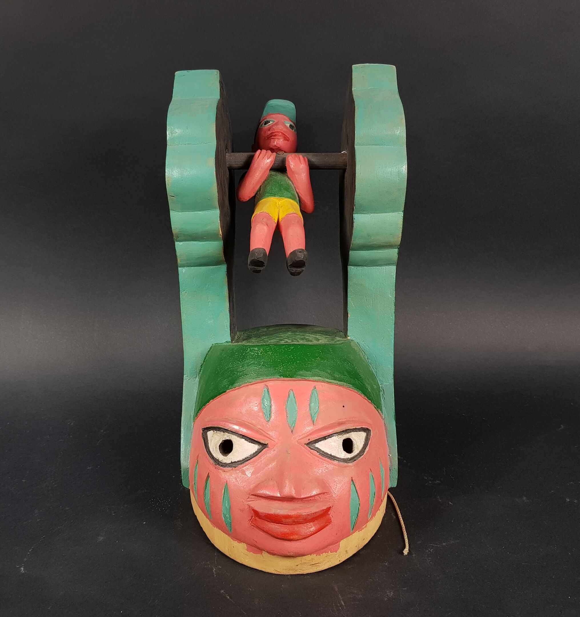 Eloi LOKOSSOU (artiste béninois né en 1965) - Masque polychrome articulé surmonté d'un soldat faisant des tractions -...