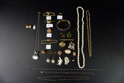 un assortiment de bijoux comprenant un collier, un bracelet et d'autres articles