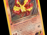 une carte Pokémon jaune sur laquelle figure l'image d'un oiseau de feu