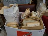 une boîte pleine de livres posée sur le sol