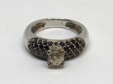 une photo d'une bague sertie de diamants noirs et blancs
