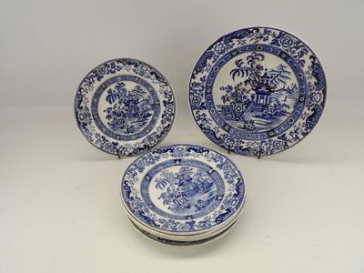 trois assiettes bleues et blanches ornées de fleurs, posées sur une table