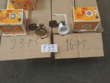 plusieurs cartons de jus d'orange posés sur un carton