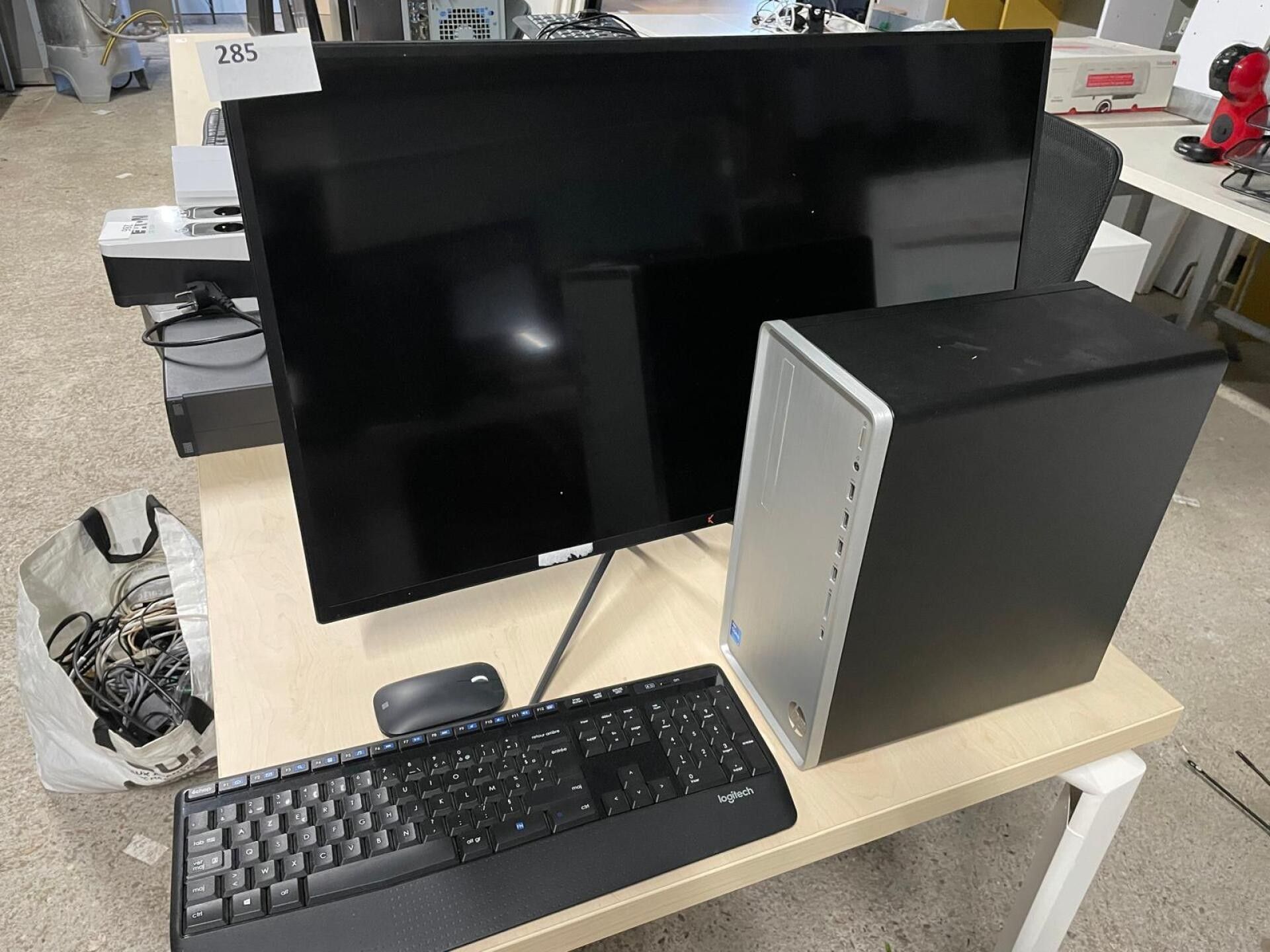 Un écran SKILL ORP, une tour de marque HP, un clavier LOGITE…