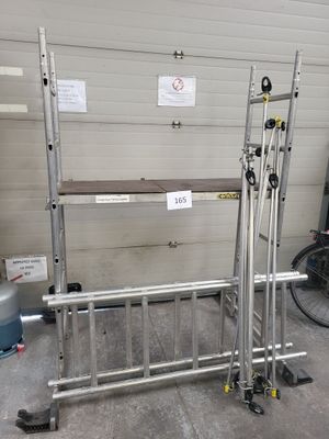 une photo d'un porte-vélos dans un garage