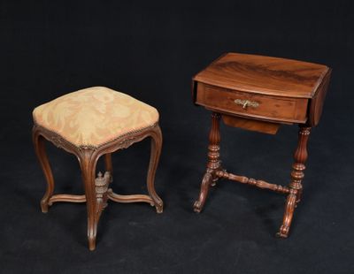 paire de tables d'appoint françaises du XIXe siècle en noyer, accompagnées de tabourets rembourrés