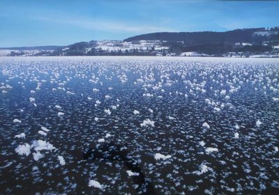 une vaste étendue d'eau recouverte de neige