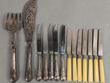 beaucoup de couteaux et des couteaux qui sont sur la table