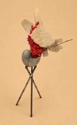 un oiseau perché sur un objet métallique