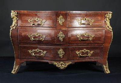 une commode ornée de motifs dorés