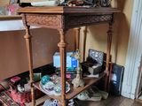 une petite table sur laquelle il y a plein de choses