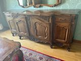 une grande armoire en bois surmontée d'un miroir