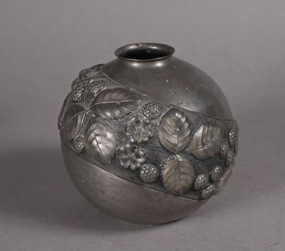un vase en argent orné d'un bouquet de fleurs