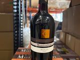 une bouteille de vin posée sur une boîte