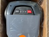 une boîte contenant une télécommande et une autre boîte contenant elle-même une télécommande