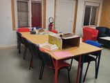 une pièce avec une table, des chaises et un canapé