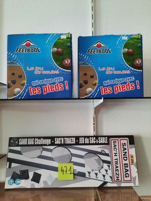 deux boîtes de pizza posées l'une à côté de l'autre sur une étagère